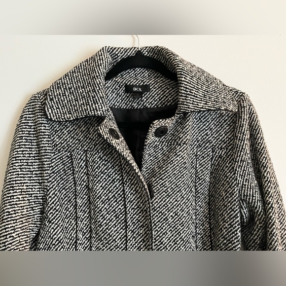 Woman’s dress coat - Picture 3 of 6